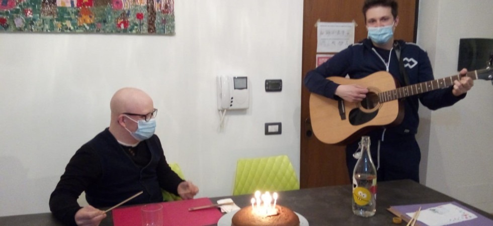 Andrea e Matteo cercano casa, la cooperativa Eliodoro: “Aiutiamo giovani adulti con disabilità a scoprire la libertà di